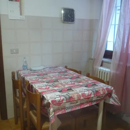 Stanza In Condiviso Nel Centro Storico Di *